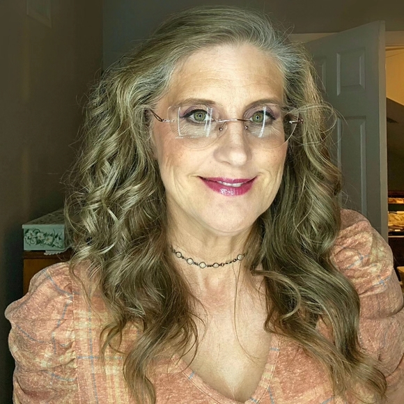 Meet your Posher, Lisa - Picture 7 of 7